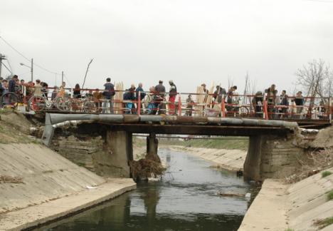 Podul peste Peţa va fi reconstruit de către Drumuri Bihor